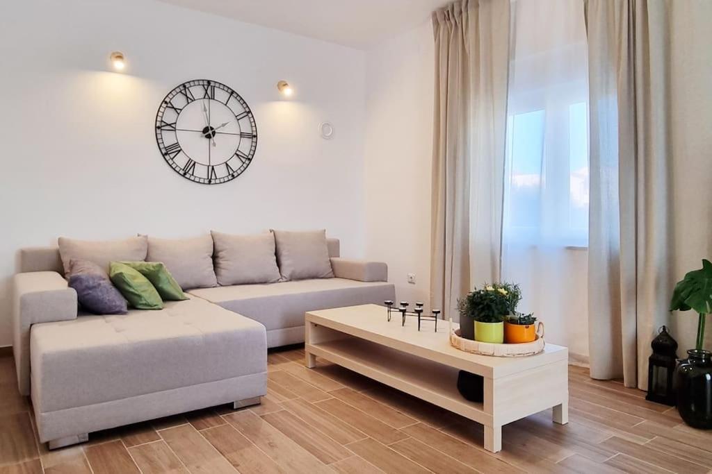 Chi Chi Apartment Pula Bagian luar foto
